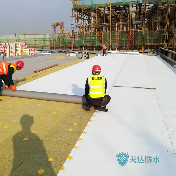 屋面所有节点的防水施工。轻钢屋面的防水、保温板、隔汽层及其配件的施工，